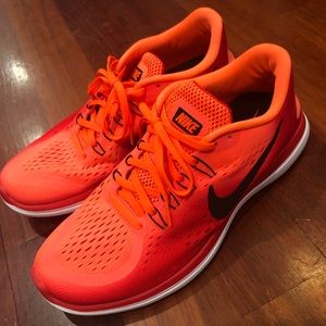 Red/orange NIKE FLEX 2017 RUN size 9 !!